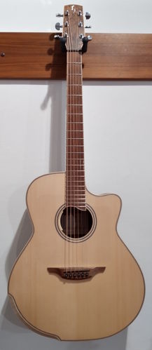 Jan Fišer Guitars - 14fret aus Ovangkol und Fichte (Pre-owned)